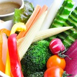 新鮮野菜にアツアツのにんにくソースをたっぷりつけて