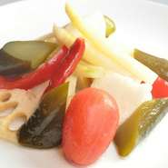 旬の野菜をはちみつとスパイスのきいた自家製ピクルス液に漬け込みました