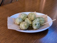 旬の野菜をはちみつとスパイスのきいた自家製ピクルス液に漬け込みました
