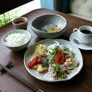 本日のランチ（メインプレート・スープ・ライス） + わらび餅 + お好きなドリンク