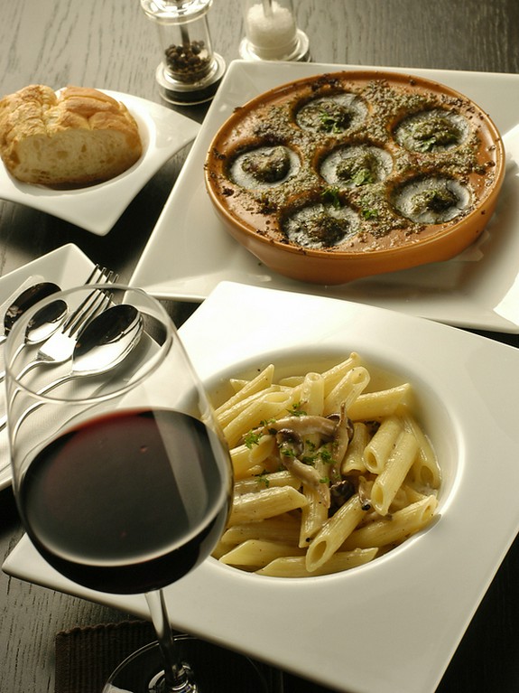 ペンネとエスカルゴをどうぞ