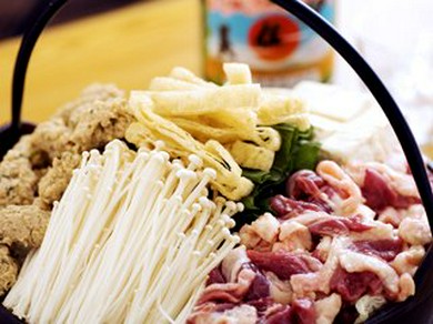 ちゃんこ鍋（味は醤油、味噌、塩の三種類です。二人前から～）