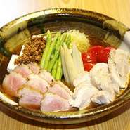 鴨ﾛｰｽ肉と霧島鶏に夏野菜を盛り込み、麺はからみやすい太麺で味は黒酢醤油だれ胡麻だれの二種類。
