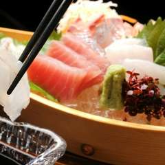 新鮮な旬の魚介類を思う存分堪能できる『トロ箱盛』