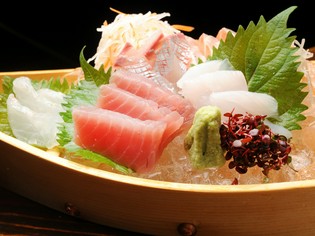 潮の豊かな旨みを心ゆくまで味わえる『トロ箱盛』