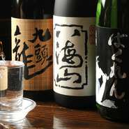 地鳥や地野菜を使うことにこだわり、それぞれの食材の美味しさを引き立てる調理法や、四季の移ろいを感じる旬の味わいを大切にしています。地酒も取り揃えてあるので、ぜひ合わせてご堪能ください。