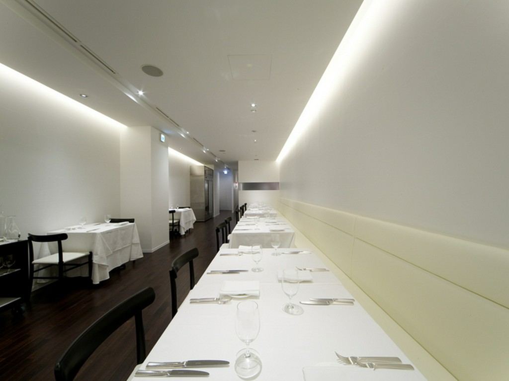 ネーム入りのデザートと記念撮影で、特別な記念日をお祝い