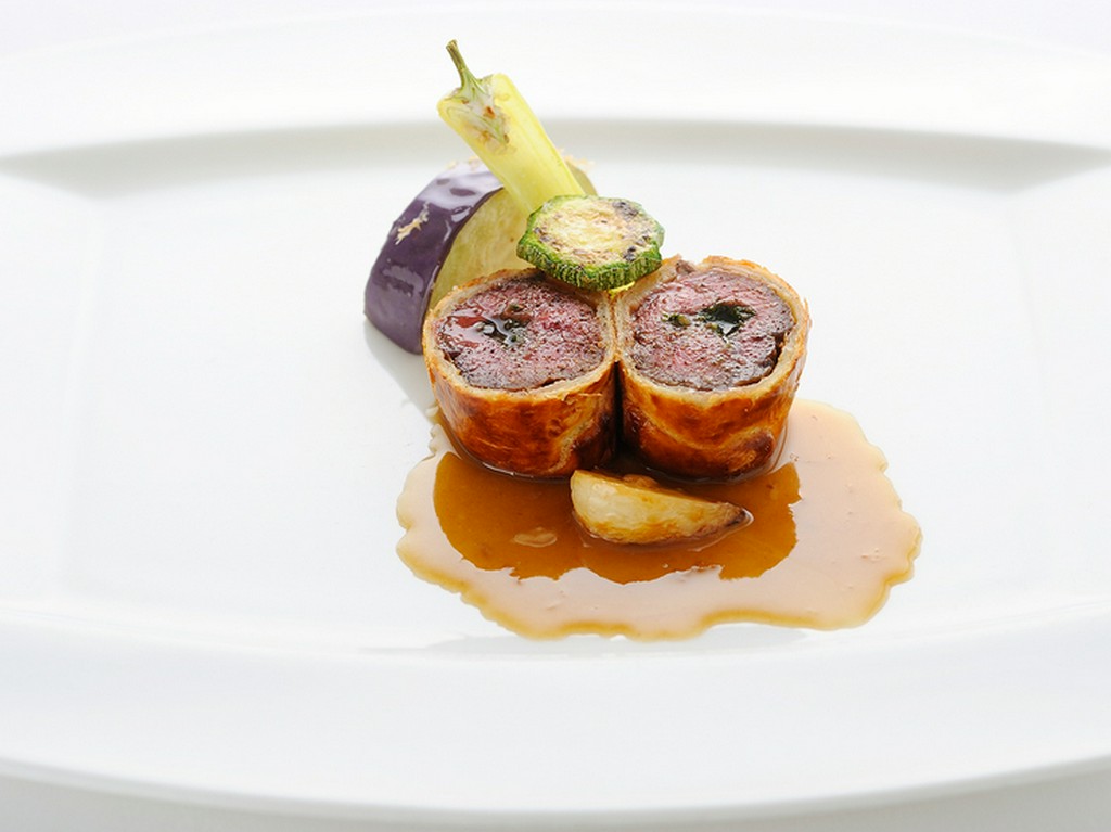 北海道の焼尻島の仔羊のもも肉をパイ包みにしたオーブン料理