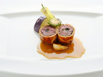 北海道の焼尻島の仔羊のもも肉をパイ包みにしたオーブン料理