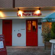 まるでパリの街角にあるレストランのような赤い扉が印象的な同店は、「どんなお店なのか、どんな料理が味わえるのか」期待が膨らみます。ひとりの時間を贅沢に楽しむ、そんなお店のひとつにいかがですか。　