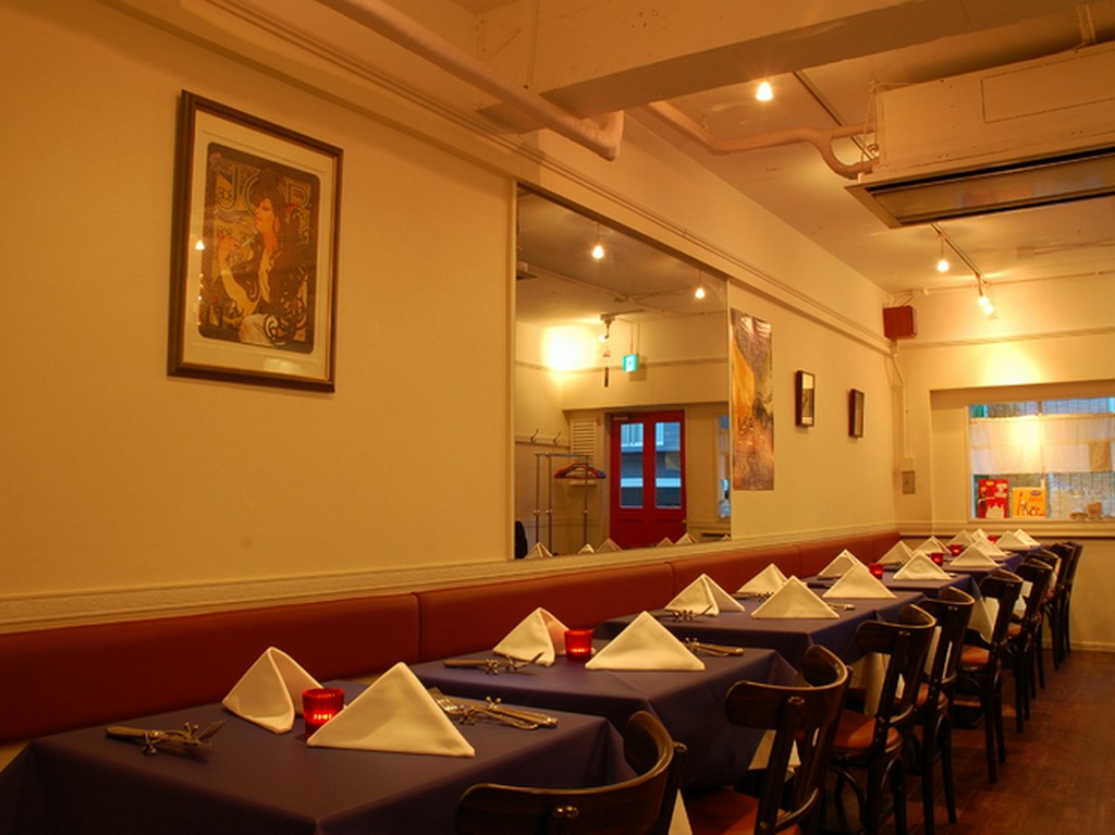 こじんまりと落ち着いた空間で、仲間と有意義なひとときを楽しむ