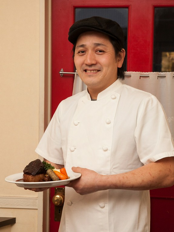 フレンチで19年修行後2006年同店オープン。あじきオーナーシェフ