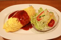 オムライス小とミニサラダのセットです。食欲の出ない夏にはピッタリの量なのでお子様にもいかがですか？