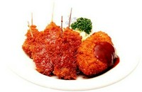 定番の牛串カツと、エビとマカロニの入ったクリームコロッケの盛り合わせ。