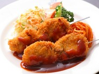 豚ヘレ肉・ピーマン・玉ねぎ・しいたけを1本の串に刺したボリュームある一品。お店の人気商品No.2です。