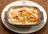 クリーミィなソースと、少しケチャプを和えたマカロニ。エビや玉ねぎ・マッシュルームが入ってます。