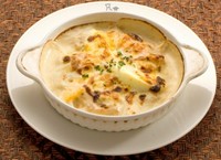 バターライスに濃厚ベシャメルソースをかけて、ボリューミィー! 大満足! 明治軒流「ドリア」です。