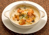 白身魚・茸・ほうれん草・トマトがたっぷり入った、ヘルシーなグラタンです。ダイエット中でも大丈夫!