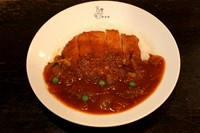 隠れ人気メニュー！　牛肉・玉ねぎがたっぷり入ったハヤシソースとジューシィーなポークカツは相性最高！