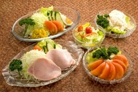 トマトサラダ310円、ポテトサラダ310円、ミニサラダ310円、野菜サラダ720円、ハムサラダ830円