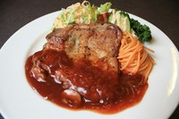 柔らかチキンとケチャップベースのソースが合わせ、「昔ながらの洋食屋」を感じるどこか懐かしい味わい。