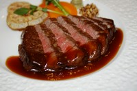 柔い特選牛ステーキと醤油ベースのソースが相性抜群!