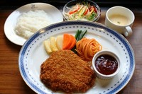 とろけるような特選牛を最高級の油で揚げました。オリジナルソースとの相性バッチリ!単品 1700円セット 2000円(スープ・サラダ・パンorライス付)※パンとライスはおかわり自由