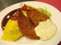 名物オムライスと開いたエビフライのセット。開いたエビと特製タルタルソースは相性抜群です！