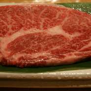 石見黒毛和牛のサーロインを炭火で焼きあげます。
このボリュームでこの値段で提供するお店です！