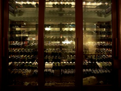 ワイン選びはソムリエにお気軽に相談を