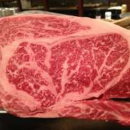 長野県から直送してもらうハラミ肉、脂身が少ない赤身のお肉でとても柔らかいです。
シェフ特製のソースでお召し上がりください。