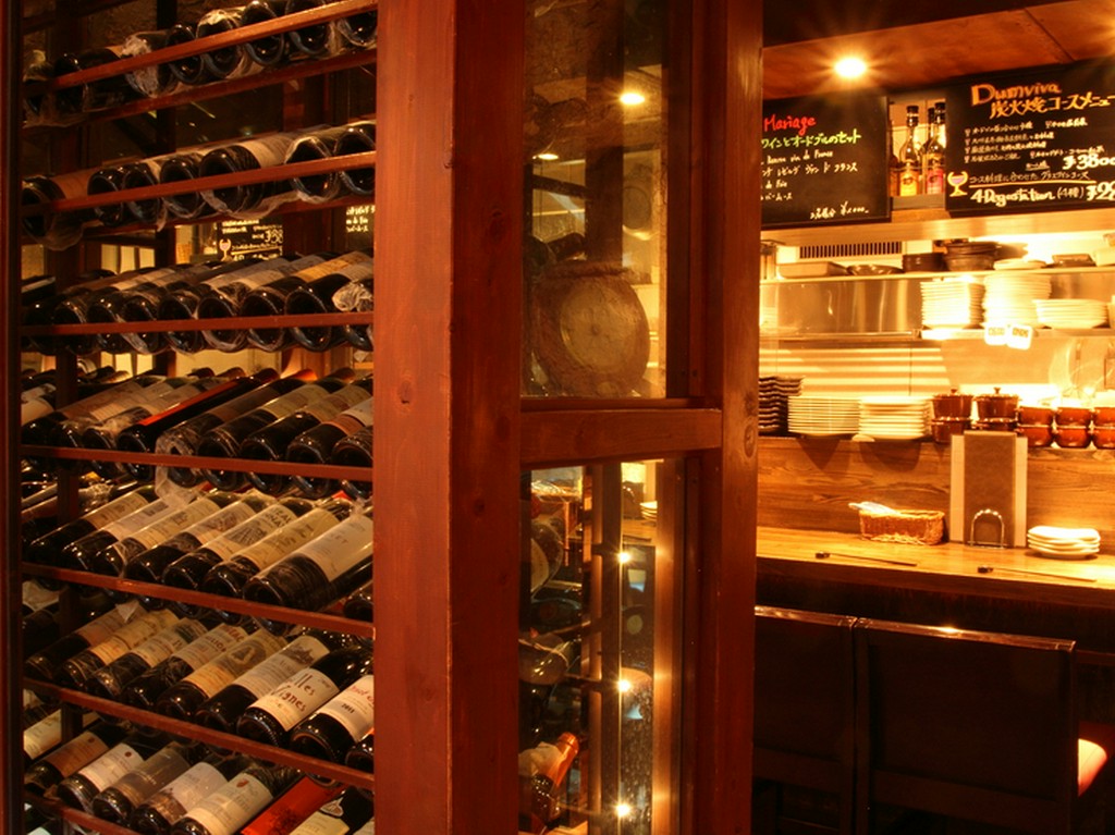 大人が集まる落ち着いた空間。ワイン選びはソムリエに相談を