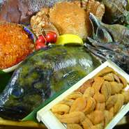 北海道の中心である旭川だから道内の13の主要な港や大小60以上もある道内各地の港から最も近い北の都です。
内陸ですが魚介が豊富で新鮮なのはそのおかげです。農作物は美瑛・富良野・名寄から新鮮野菜が届きます。