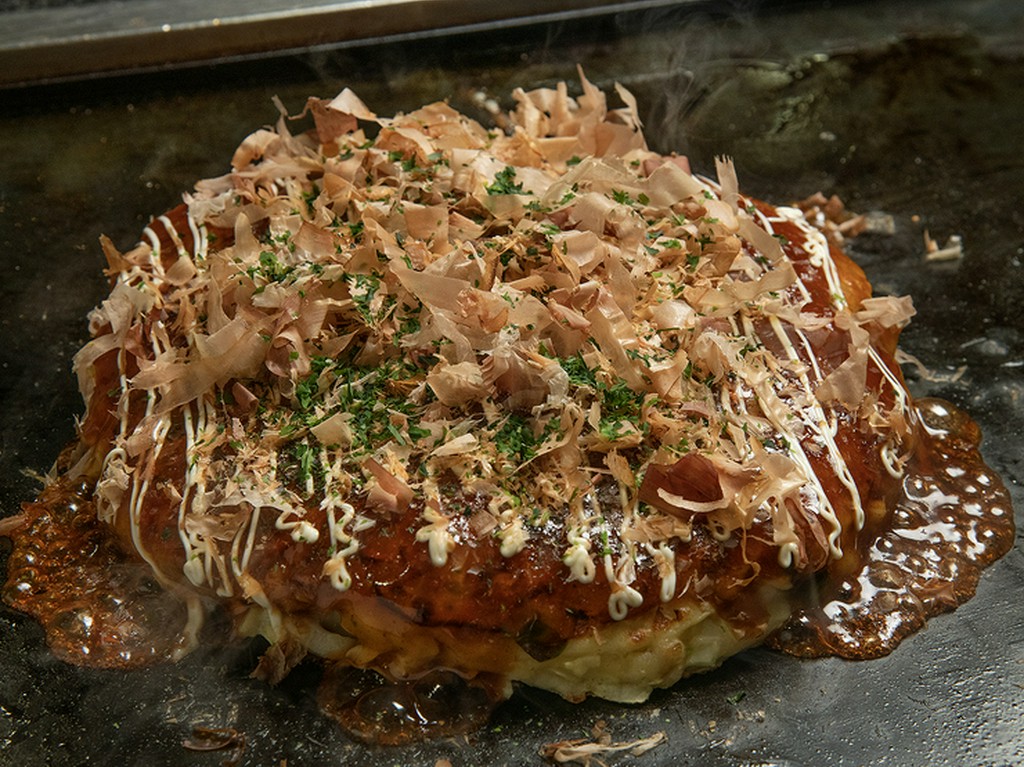 鉄板から立ち上る香りと快音に笑顔あふれる、楽しい飲み会に