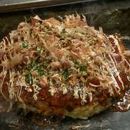 お店の味を網羅したい時には、『ペアセット』や『ファミリーセット』をオーダーするのがオススメです。ドリンクバーが楽しめるのも魅力。みんなでワイワイ料理を囲む、鉄板焼きの醍醐味を満喫できます。