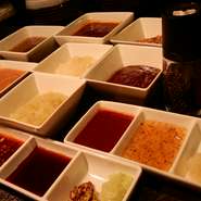 ・さっぱり大根おろし・ピリ辛コチュジャン・さわやかおろし柚子胡椒・おろし葱わさび・マスタード・まろやかガーリックバター・特製ネギ塩・その場で挽ける！紅岩塩＆粒胡椒