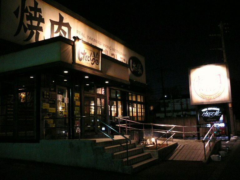 青梅街道に面した広々としたお店