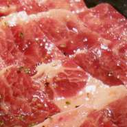 和牛の脂をサシ状に調味加工しました。ジューシィで柔らかな食感と和牛の豊かな味わいが楽しめます。