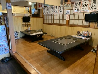 お座敷でゆったりお好み焼きともんじゃ焼きをワイワイと。