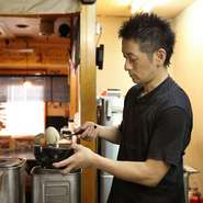 せっかくの楽しいお食事の場が白けてしまわぬよう、スピーディーなオペレーションを心がけています。当店はお客様が焼くスタイルで、作る楽しさも味わっていただけます。もちろん、難しい場合はお声を掛けください。