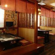 雰囲気も味の一つと考え、店のレイアウトもイベント毎に様々なイメージに変更しています。各席にはTVが設置してあるので、スポーツイベントの際は、スポーツバーのように盛り上がることも。ご家族連れにも好評です。