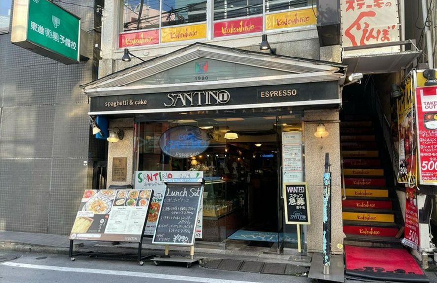 日吉の駅前商店街に佇む