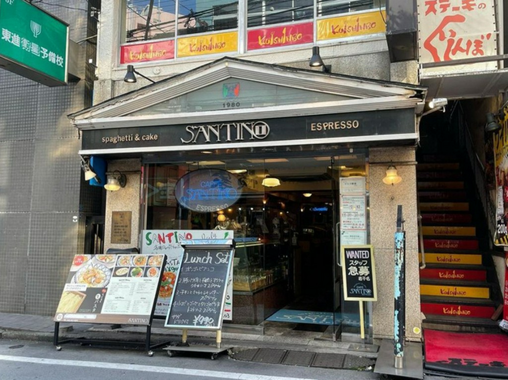日吉の駅前商店街に佇む