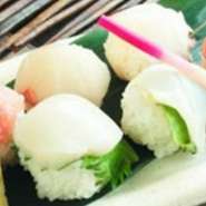 牛たんの店でありながら、店の中には水槽が置かれ、新鮮な魚介類も味わっていただけます。お刺身など、お酒の席にぴったりのお料理も充実しています。