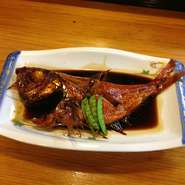 新鮮な金目鯛を伝統の味付けで、丸ごと煮付けました。県内外のリピーターも多い自慢の逸品。