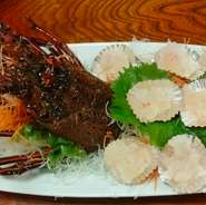 100gあたりです
1尾あたりおおよそ9000円～15000円
写真は約1kg（お皿は長辺約60cmです）