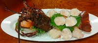 100gあたりです
1尾あたりおおよそ9000円～15000円
写真は約1kg（お皿は長辺約60cmです）