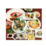 前菜3点盛り、小鉢２品、刺身盛合せ、金目鯛煮付け、蟹みそ甲羅焼、茶碗蒸し、おじや、香の物、当日のおすすめ一品　10 品前後
※仕入れの状況により内容が変更となる場合があります。写真はイメージです