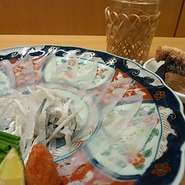博多では、ふぐ料理を縁起担ぎで【ふく料理】と呼びます。他にも美味しい魚はありますが、専門店で食べる【天然ふく料理】は格別です。
