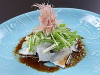 ふく皮に水菜のシャキシャキ感、茗荷の香りがお酒のお供に、よく合います。